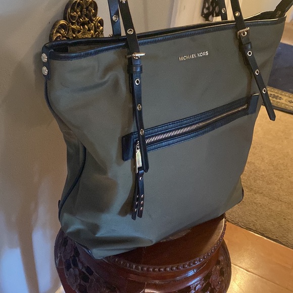 Authentic Michael Kors Leila Olive Green Large Nylon Tote Bag - Picture 2 of 16